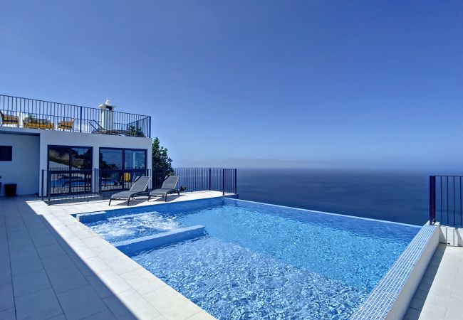 Vue extérieure panoramique de la Villa do Espigão mettant en valeur sa piscine privée